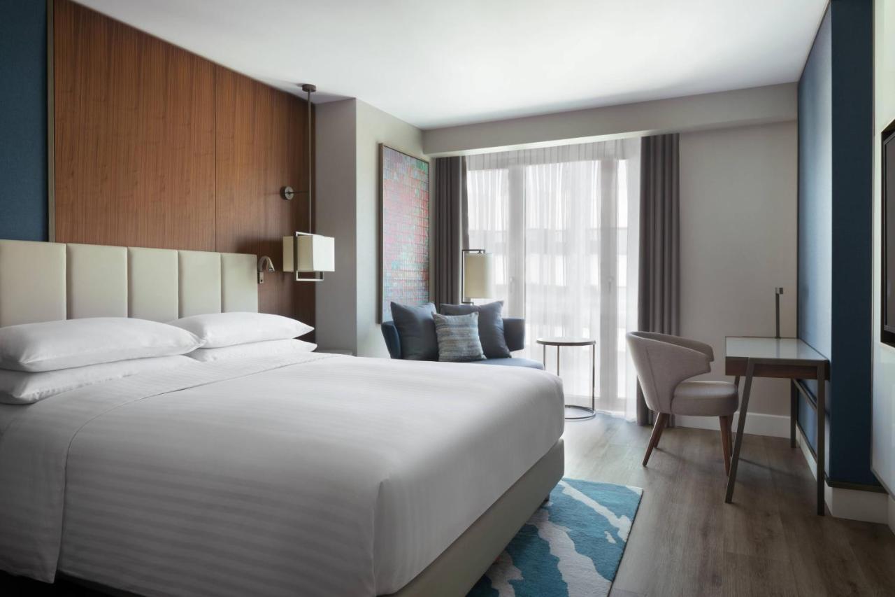 Izmir Marriott Hotel Exterior foto A guest room at the hotel