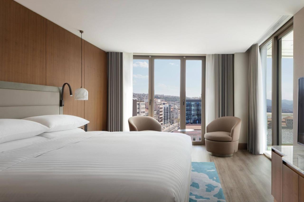 Izmir Marriott Hotel Exterior foto A guest room at the hotel