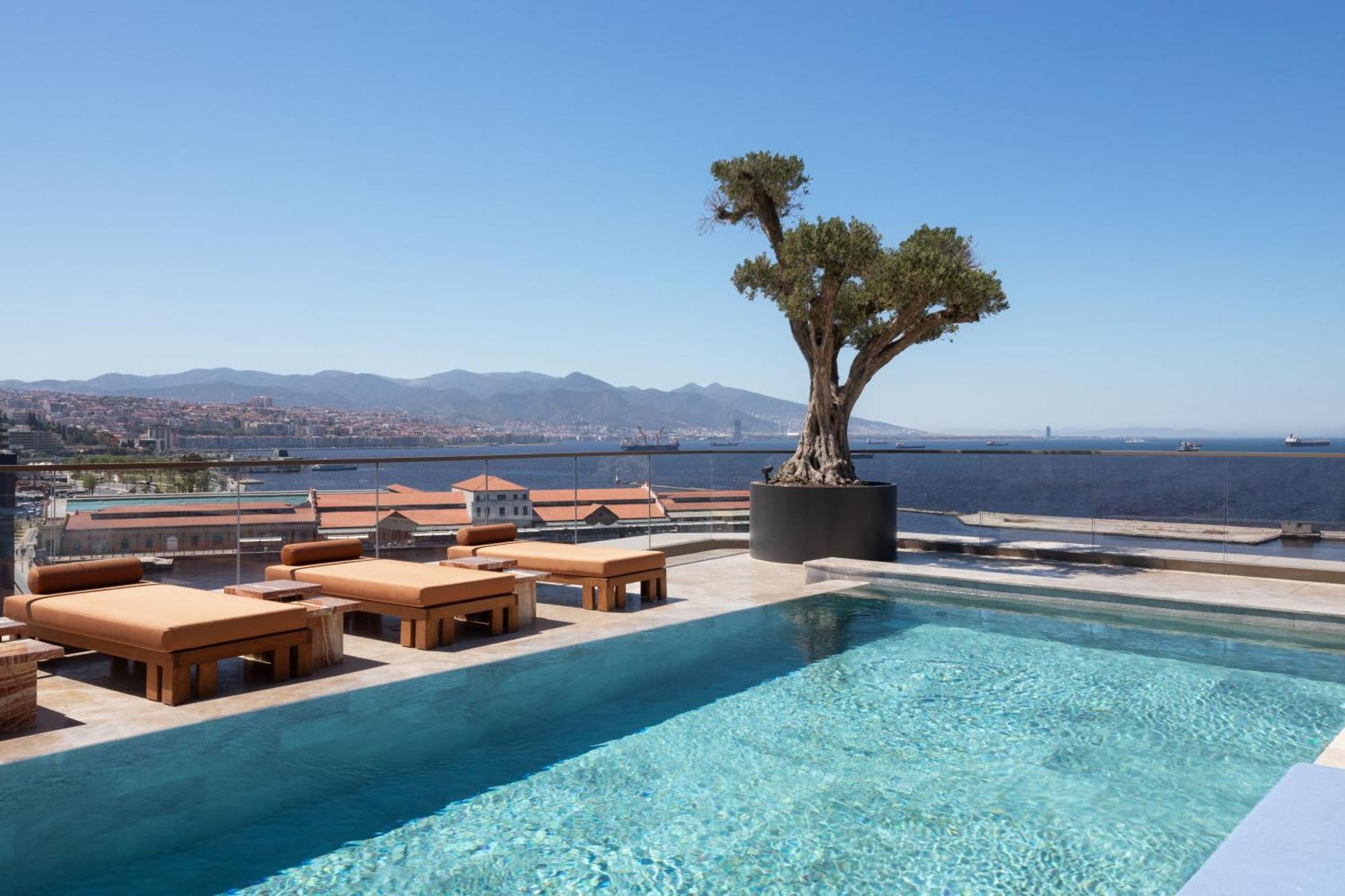 Izmir Marriott Hotel Exterior foto The pool at the 12th floor