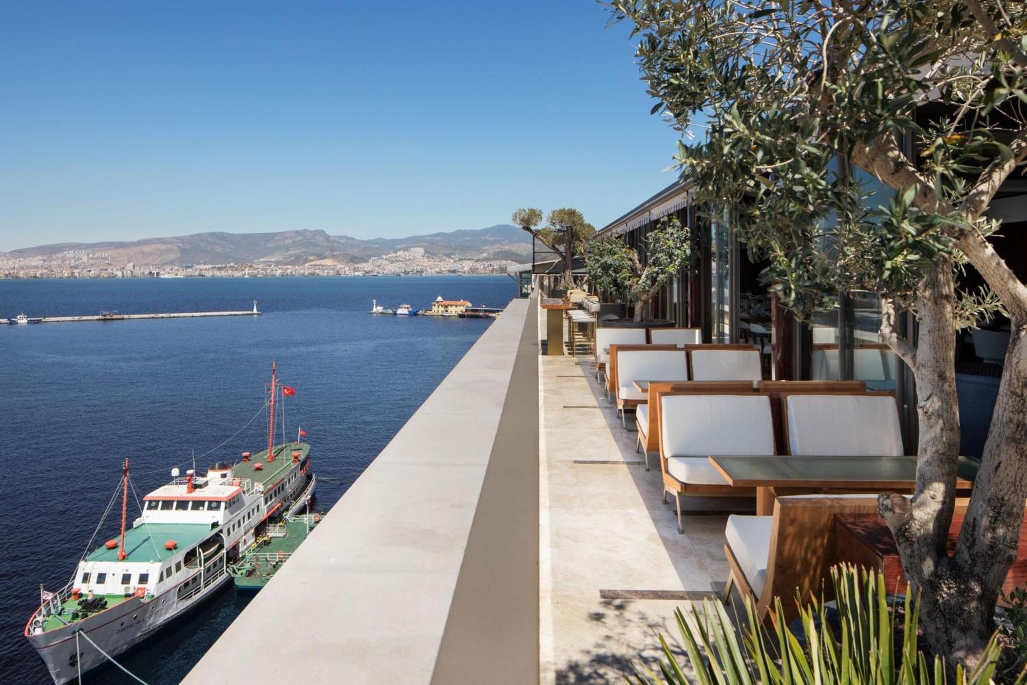 Izmir Marriott Hotel Exterior foto The view from the hotel