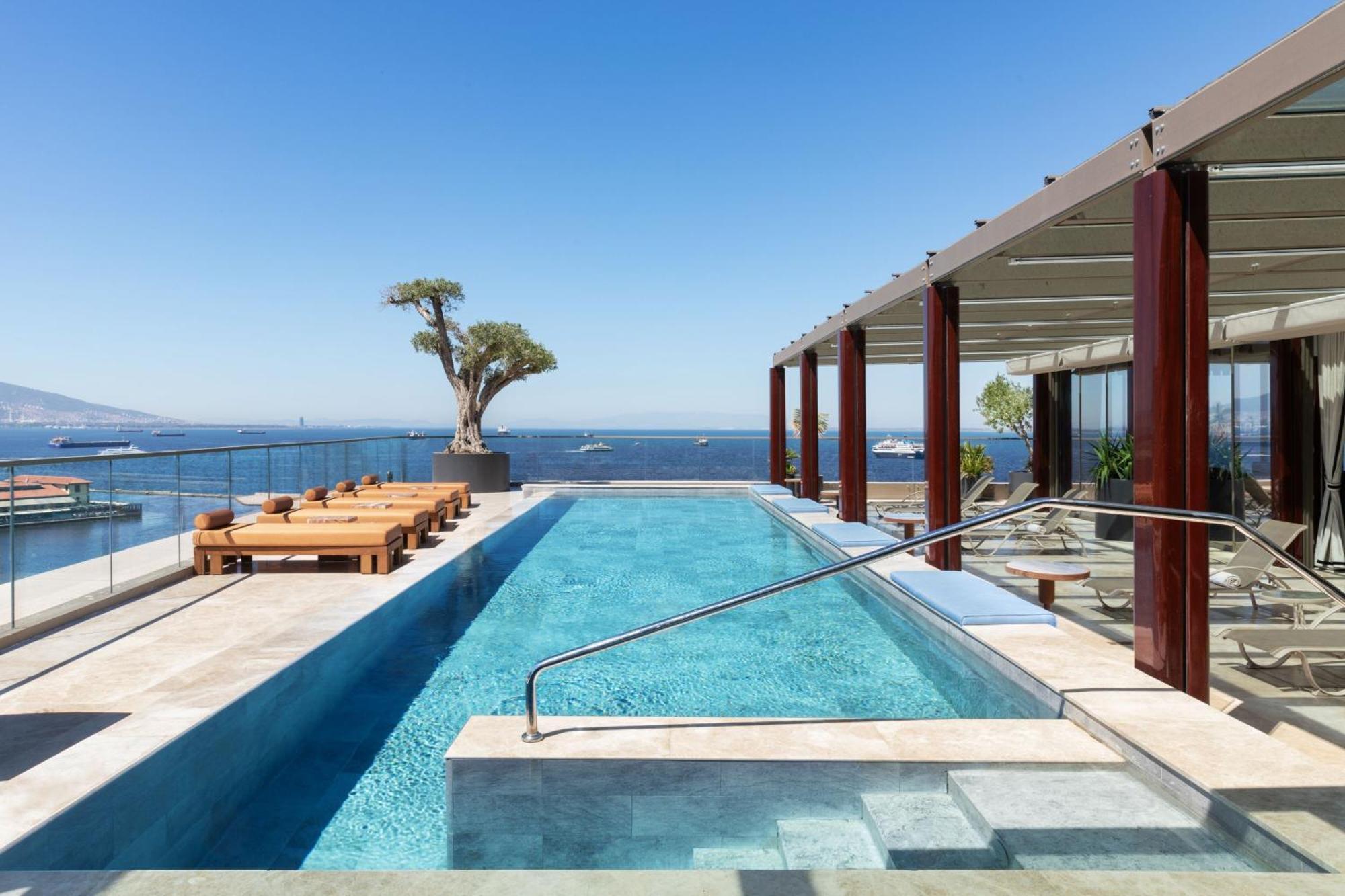Izmir Marriott Hotel Exterior foto The pool at the hotel