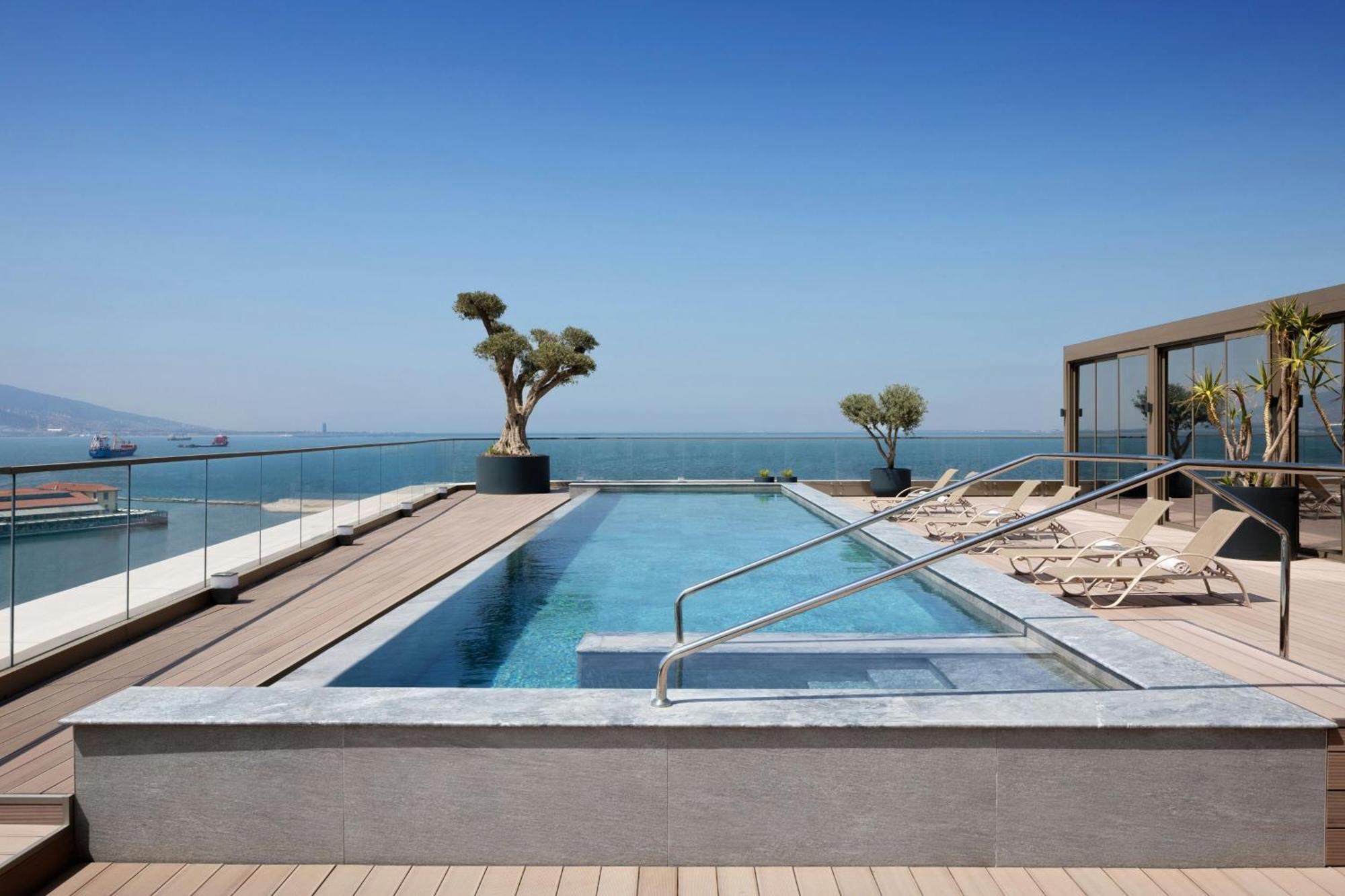 Izmir Marriott Hotel Exterior foto The pool at the hotel